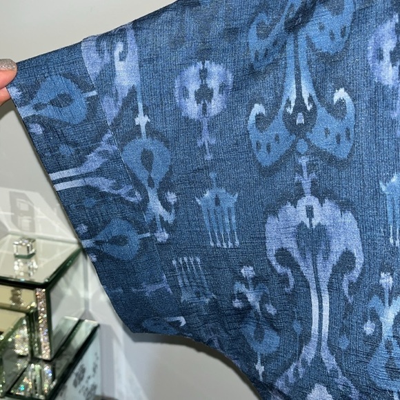 Chicos size 2 or Large Blue Patterned Women's Top.  Excellent condition - Picture 4 of 8
